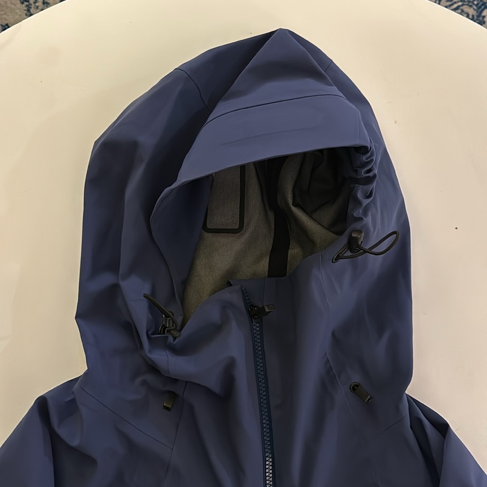 Peak Performance ski jacket - Picture 2 of 5